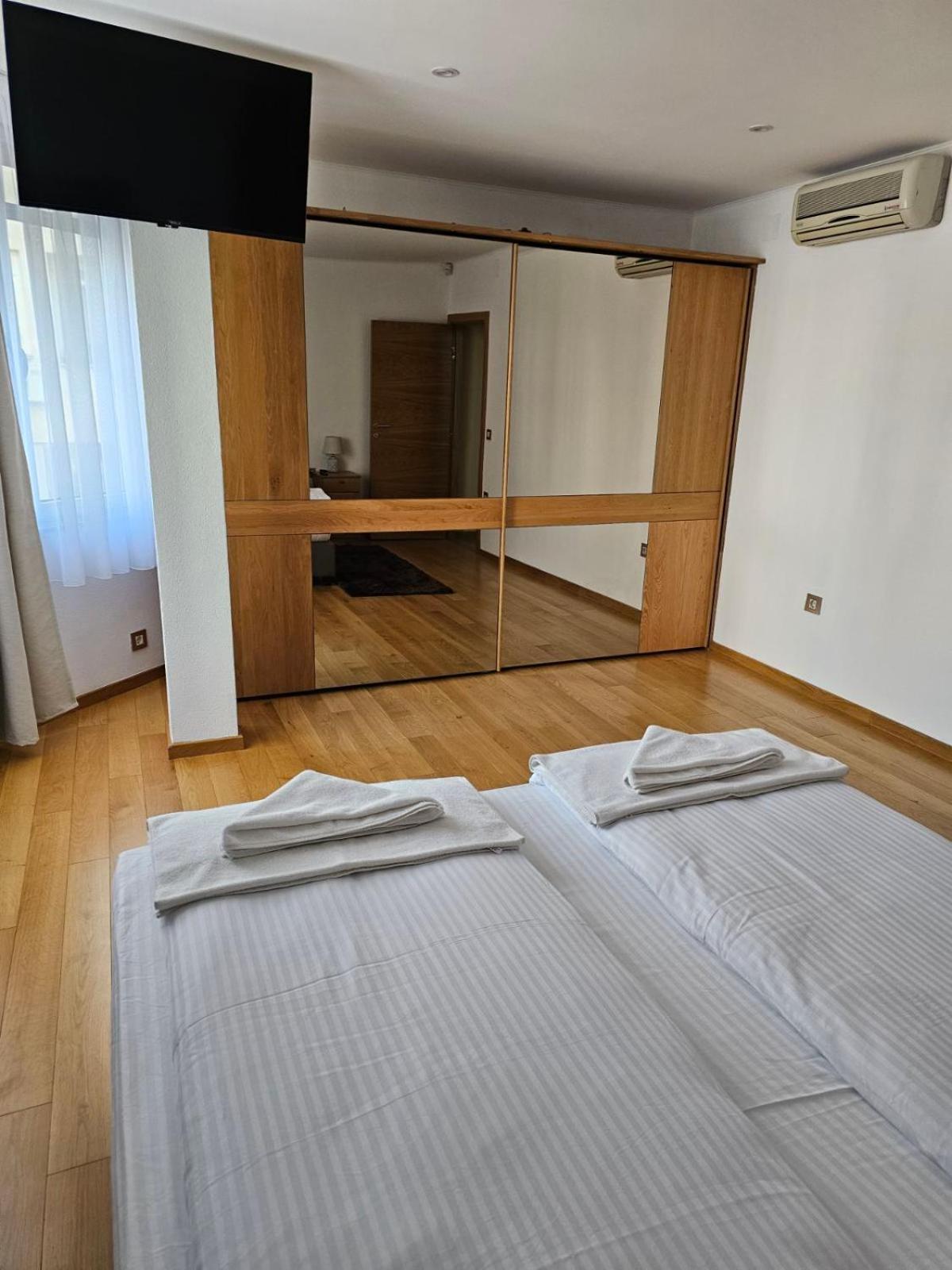 Apartman Centar Bulevar Ex Sa Garazom Banyaluka Dış mekan fotoğraf